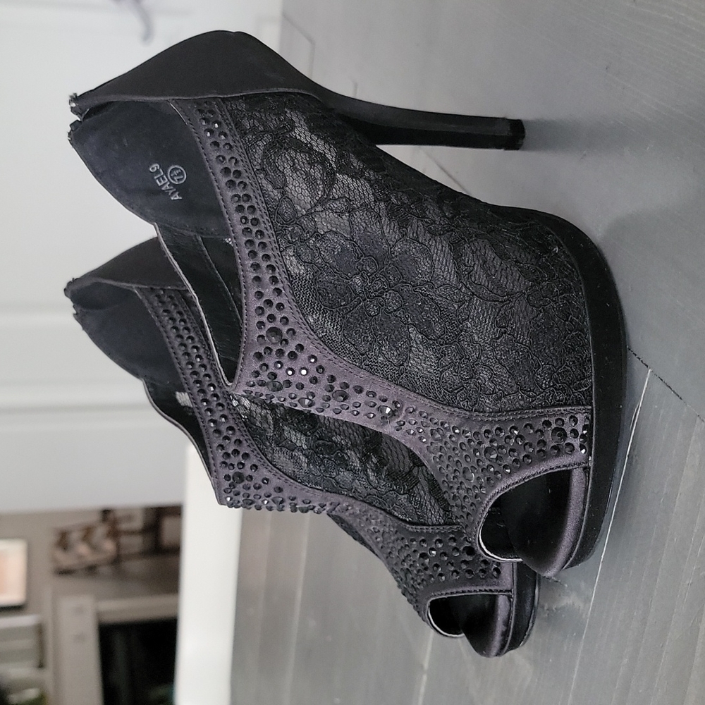 7.5 Michaelangelo Black peep toe and black gem that sparkle booties